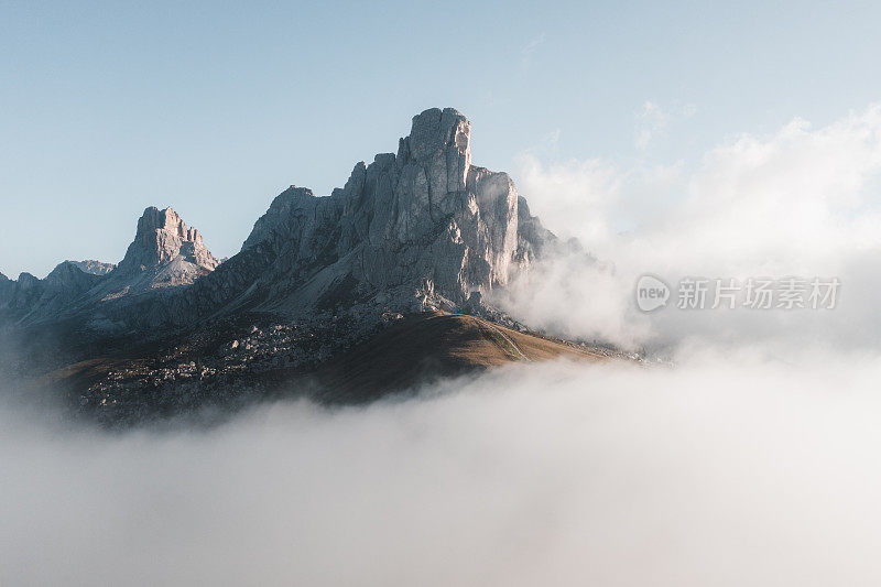 山上的云，Passo Giau, Dolomites，意大利阿尔卑斯山，意大利